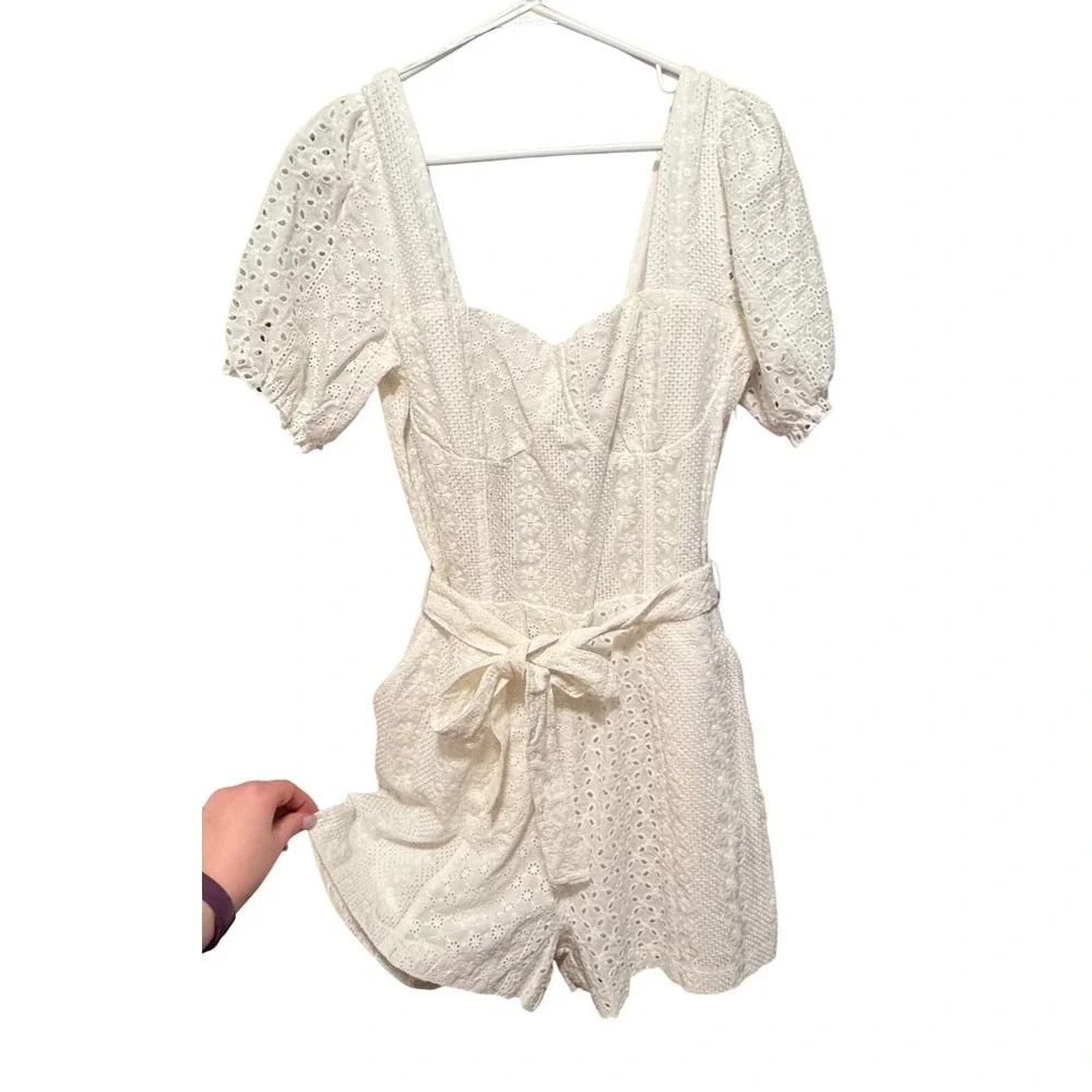 BLANKNYC White Eyelet Lace Romper Short Puff Sleeve Tie Waist Pockets Size Large